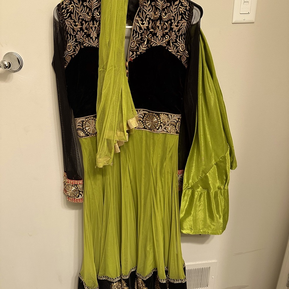 Gorgeous Vintage Indian Dress. Size Extra Small. Rich Velvet Pants and Scarf too